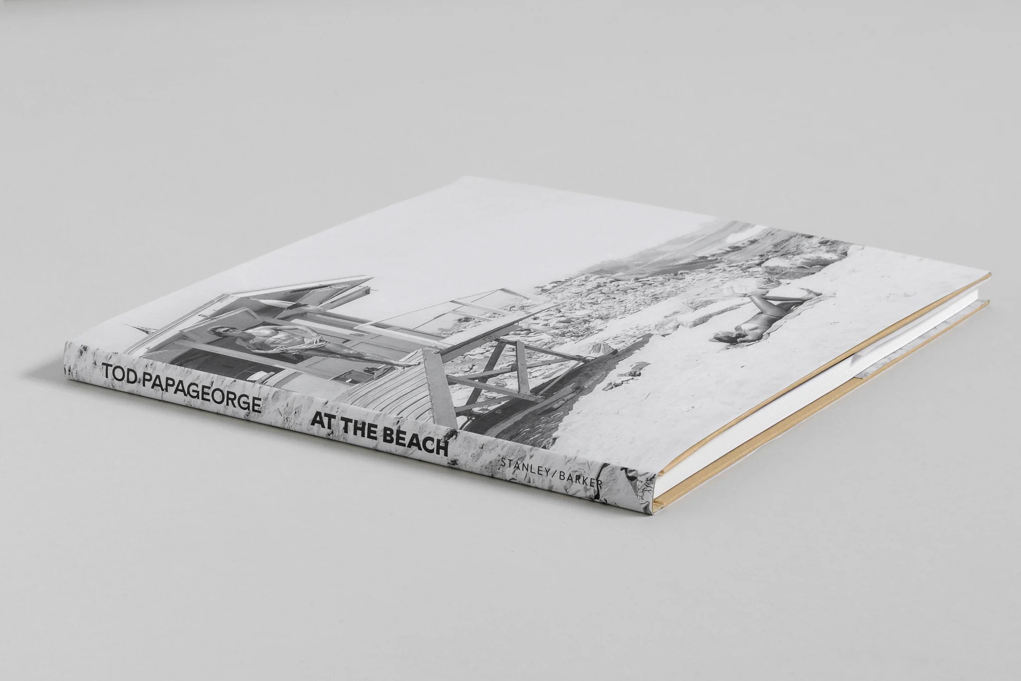 Tod Papageorge – At the Beach – www.photobookstore.nl
